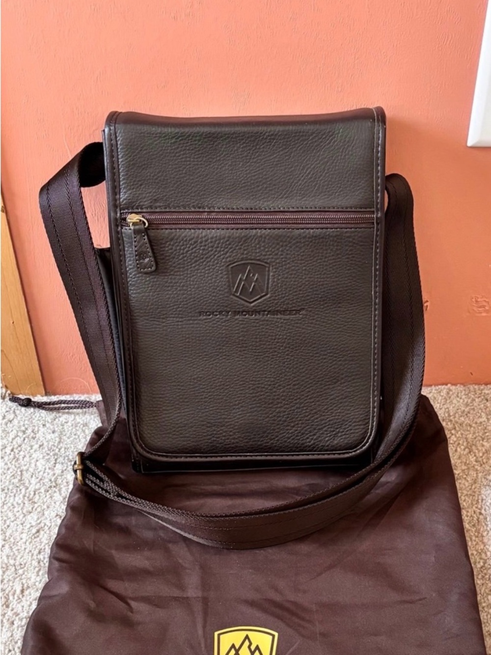 Vtg Rocky Mountaineer Leather Messenger/ Hiking Bag With Dust Bag Brown
EUC
